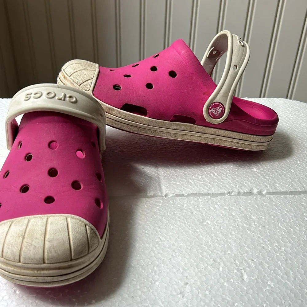 𝅺Crocs kids slip in sandal w/ back strap rubber shoe size 2 pink white